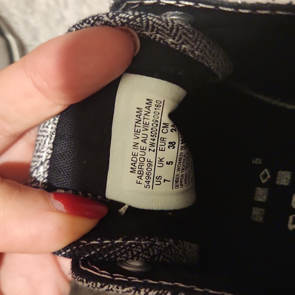 Converse - Picture 3 of 3